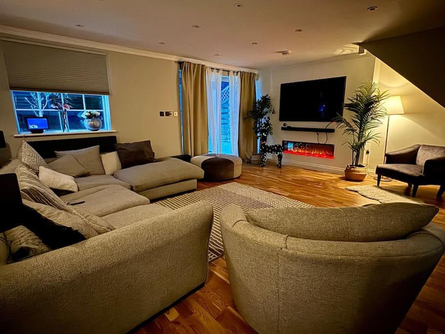 Vila Entire House With A Large Lounge Leverstock Green Exteriér fotografie